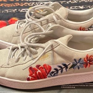 🌸🌺 Puma Sneakers off white W 8.5 Suede Summer Spring Super Cute💐 Flowers